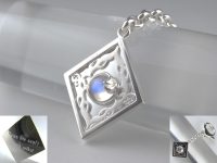 トライバル模様のチャーム 素材：Silver,ブルームーンストーン お客様がご希望のデザインです。 基本的に銀の板を切り抜き、ロウ付けで制作しています。 ラウンドカボッションのブルームーンストーンの留め方が特徴的。 デザイン性があり覆輪留めと爪留めの中間のような感じでしょうか。 裏面の文字彫刻は大阪府守口市の吉田彫刻さんにお願いしました。 大阪府のお客様