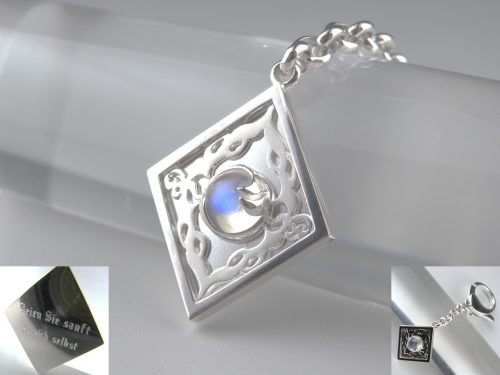 トライバル模様のチャーム 素材：Silver,ブルームーンストーン お客様がご希望のデザインです。 基本的に銀の板を切り抜き、ロウ付けで制作しています。 ラウンドカボッションのブルームーンストーンの留め方が特徴的。 デザイン性があり覆輪留めと爪留めの中間のような感じでしょうか。 裏面の文字彫刻は大阪府守口市の吉田彫刻さんにお願いしました。 大阪府のお客様