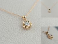 ダイヤモンドの小さなネックレス 素材：K18,ダイヤモンド 一粒ダイヤモンドを粒々が取り囲むような小さなペンダントトップ。 地金からの制作で、粒々はミルタガネで丸めたりしています。 爪のカタチが丸みを帯びていて柔らかい感じ。 大阪府のお客様