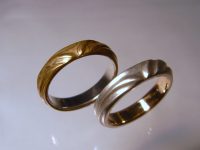 杢目金のマリッジリング　I様 素材：K18ホワイトゴールド/イエローゴールド 製作にはかなりの時間を要しました。 拡散接合による杢目金を作り、 そこから叩いて伸ばして曲げて指輪にしていきました。 表面の凹凸は削り出し。 大阪府のお客様