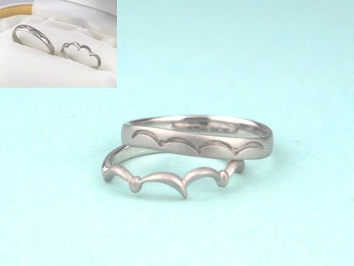 カモメのマリッジリング N様 素材：Pt900 お客様がご希望のデザインで制作しました。 下がレディースで上がメンズ、 それぞれ異なる技法で制作しました。 金剛砂による艶消し仕上げ。 岡山県のお客様