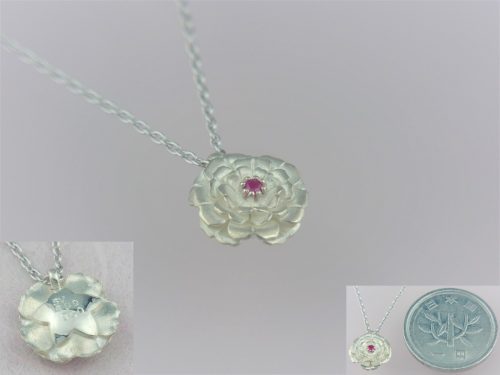 マツバボタンのネックレス 素材：Silver,ルビー とても小さなペンダントトップのネクレス。 マツバボタンの写真を見ながらイメージを膨らませて製作しました。 銀の明るさの中にルビーの赤色が映えています。 岡山県のお客様