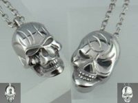 ドクロのネックレス 素材：チタン ワックスで原型を制作し、チタンで鋳造してもらいました。 ドクロの頭部の彫りは鋳造後に仕上げをしてから超鋼タガネで彫りました。 硬かった～。 大阪府のお客様