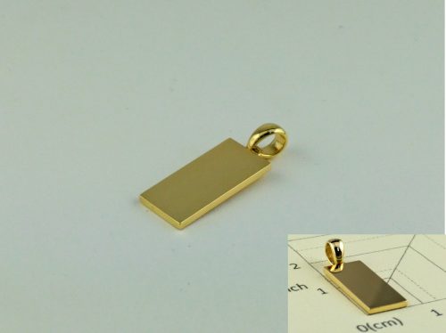 プレートペンダント 素材：K18 とてもシンプルで小さなペンダントトップです。 誕生記念にとにことでご注文いただきました。 裏側には名前と誕生日の日付を刻印しています。