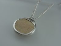 化石のネックレス 素材：Silver,化石 お預かりした化石をご希望に沿うカタチで留めました。 本体に直接チェーンを通せるようにしています。 金剛砂による艶消し仕上げ。 京都府のお客様