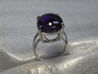 アメシストの指輪 素材：Pt900,アメシスト デザインは指定で、地金での制作です。 カボッションですが、とても高さのある指輪になりました。