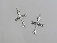 クロスチャーム 素材：Silver,キュービックジルコニア お客様がご希望のデザインです。 ワックスで原型を制作しました。 手作りで左右対称のものを作るのは丁寧に 何度も確認しながら作業を進めていきます。 変色防止の為にロジウムコーティングを施しています。 大阪府のお客様