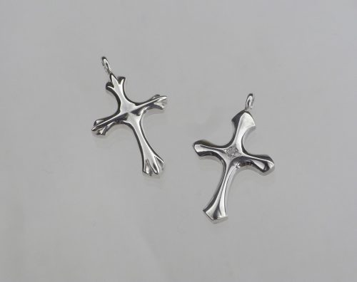 クロスチャーム 素材：Silver,キュービックジルコニア お客様がご希望のデザインです。 ワックスで原型を制作しました。 手作りで左右対称のものを作るのは丁寧に 何度も確認しながら作業を進めていきます。 変色防止の為にロジウムコーティングを施しています。 大阪府のお客様