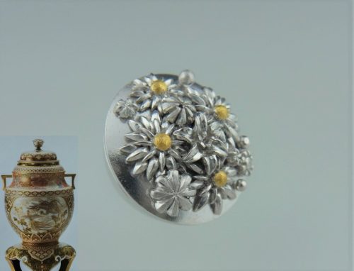 空女華薩摩作品の取っ手 素材：銀、純金 伝統工芸士・空女さんからのご依頼で制作させていただきました。 「花ずくし」とばかりに菊、百合、蕾、等々を作りながら配置を考えて製作しました。 純金粒は艶消し仕上げ。色味が濃く見えて、金の明るさが映えます。 この取っ手を付けた空女さんの作品は炎陶芸N0.130 46ページに掲載されています。 オーダーメイド 京都府