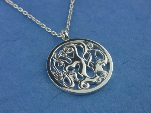 丸に麒麟とイニシャルのペンダントネックレス 素材：Silver お客様のご希望を聞いてデザインを提案させていただきました。 丸形の枠に中に唐草のようにデザインしたイニシャル「Y」「S」が馴染むように モチーフの麒麟とともに配置されています。 全て地金からの制作です。 京都府のお客様